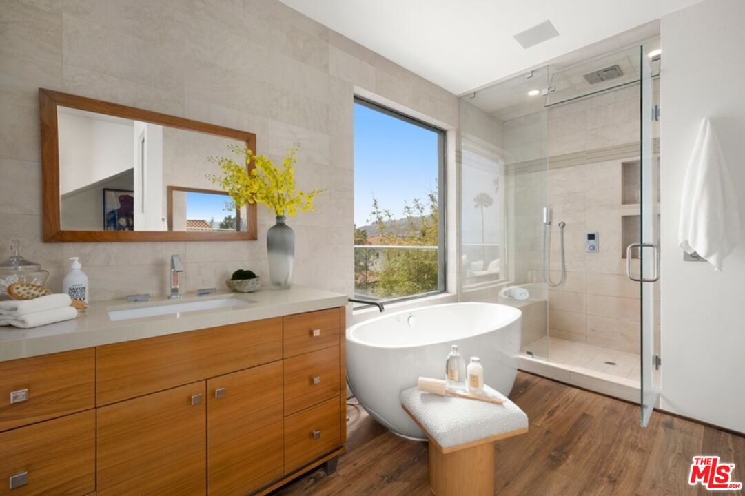 17713 Posetano Road Pacific Palisades, CA 90272 - Photo 12 of 24