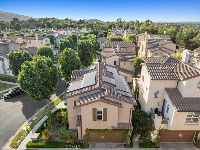 a view of a bench sitting in the middle of a yard