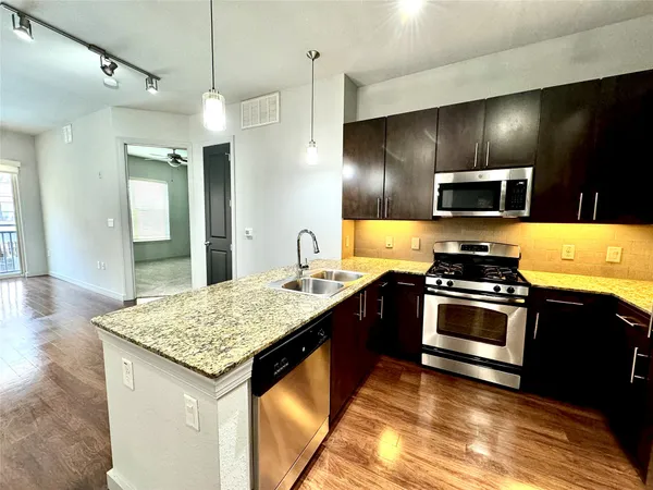 $1,499 | 2525 McCue Road, Unit 233, Houston, TX 77056