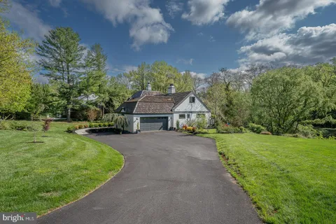 a view of a back yard