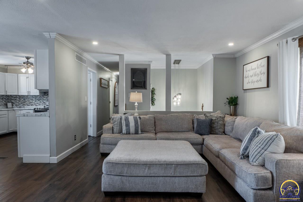 4800 Southwest Cochise Avenue Topeka, KS 66614 - Photo 3 of 32