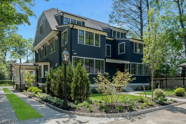 a view of a narrow alley