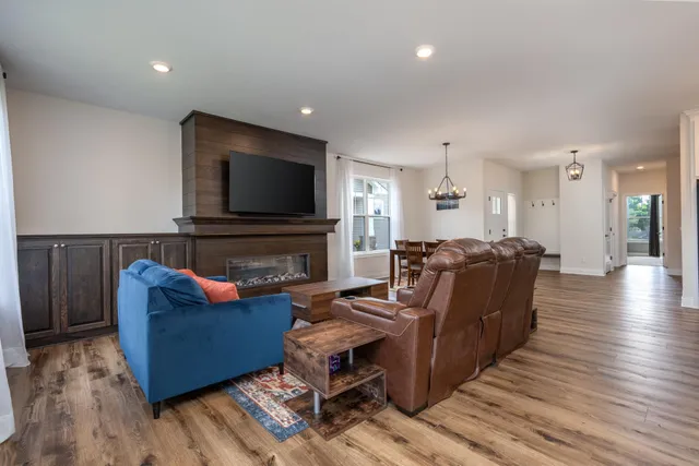 $499,999 | 637 Maple Court, New Richmond, WI 54017