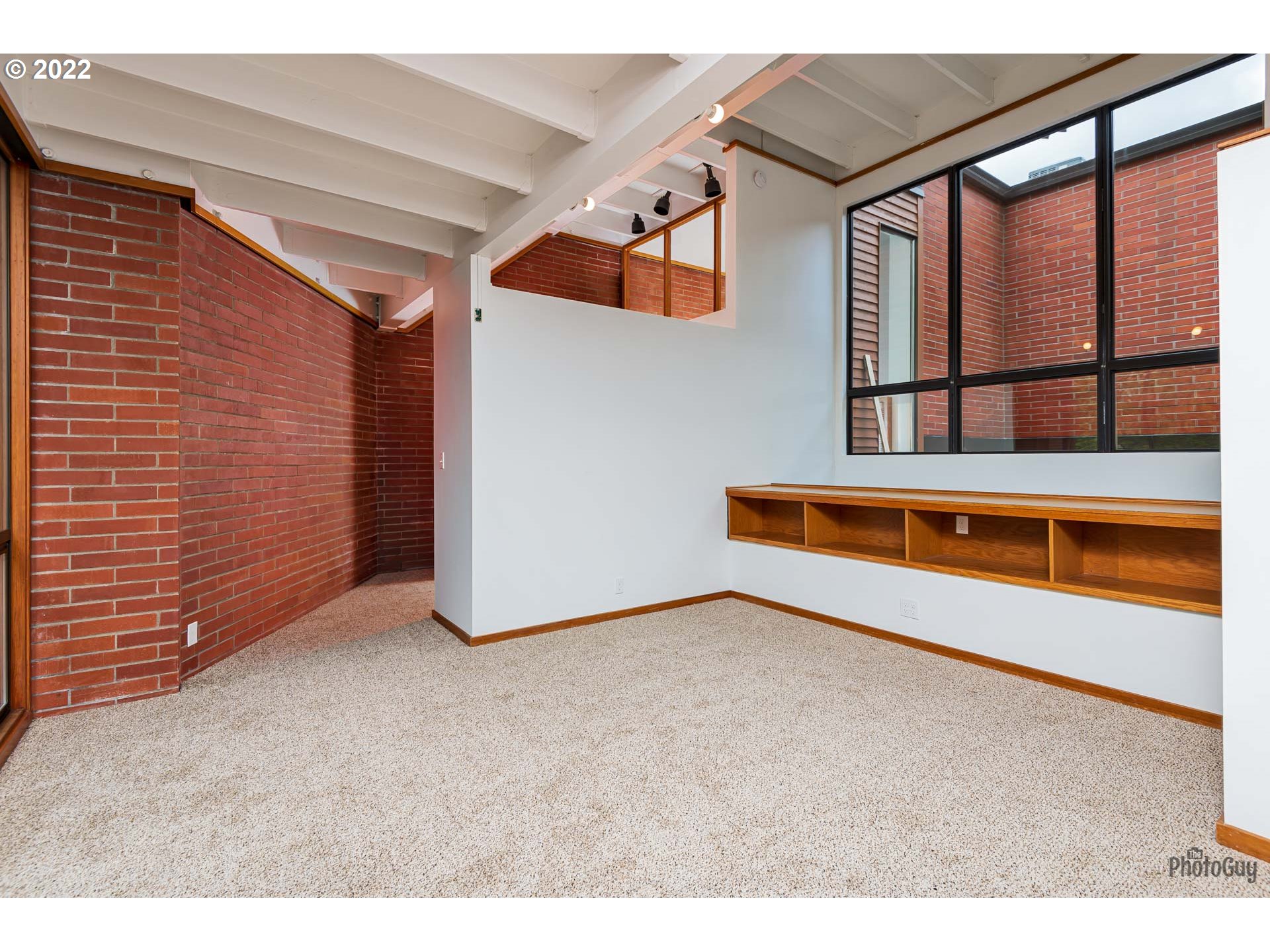 110 High Street Eugene, OR 97401 - Photo 13 of 25 a view of an empty room with a window