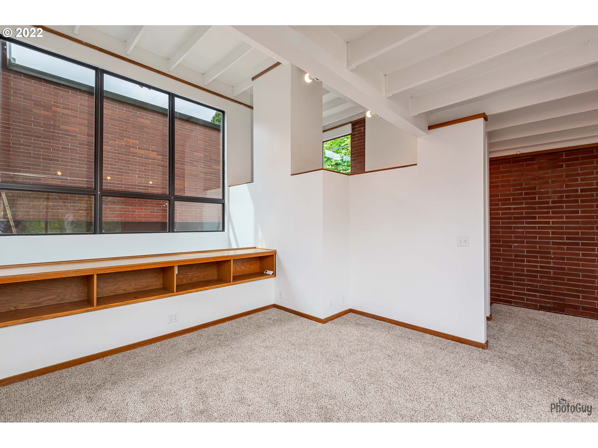 110 High Street Eugene, OR 97401 - Photo 14 of 25 a view of an empty room with window