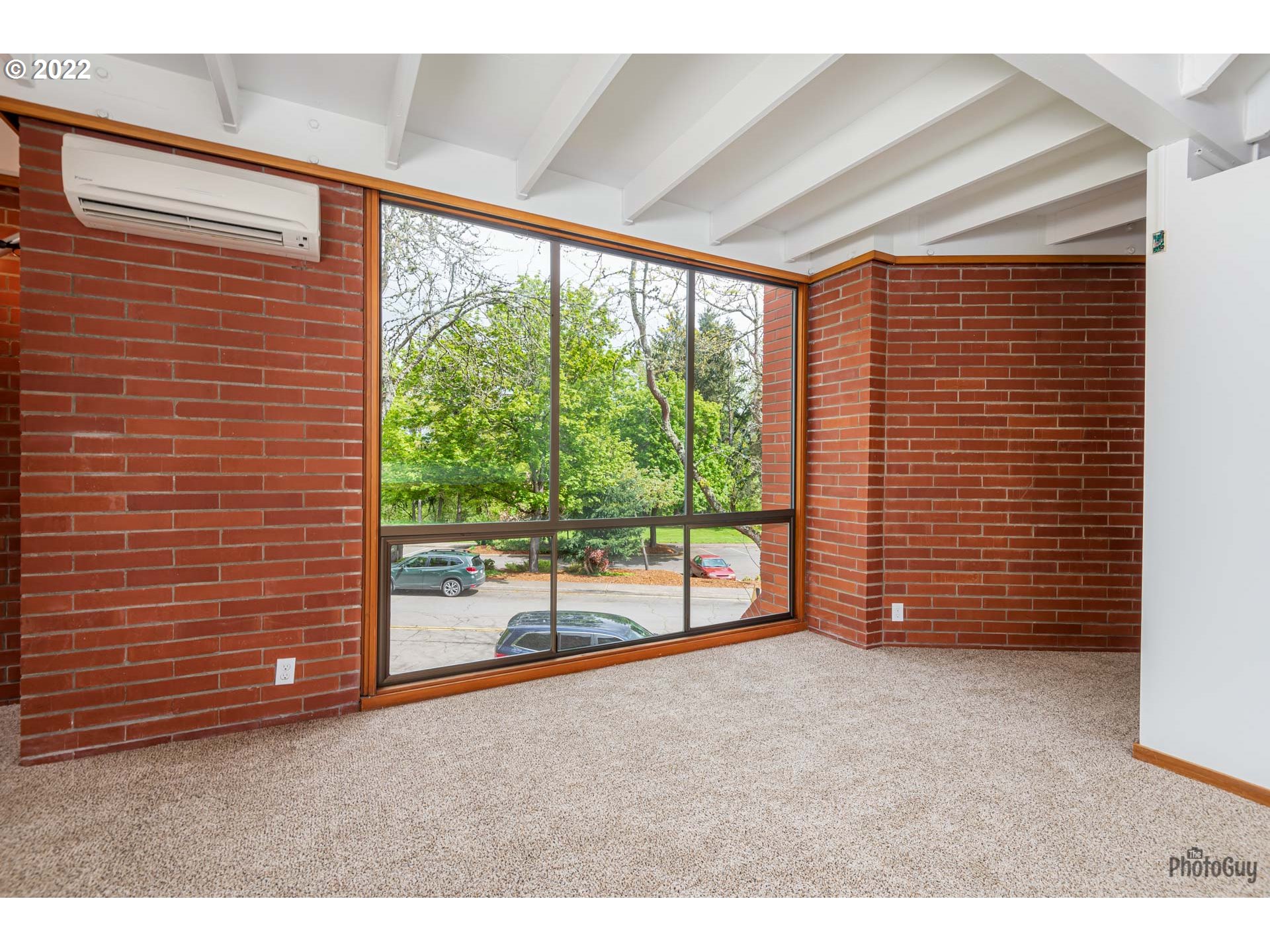 110 High Street Eugene, OR 97401 - Photo 15 of 25 a very nice looking room with a large window