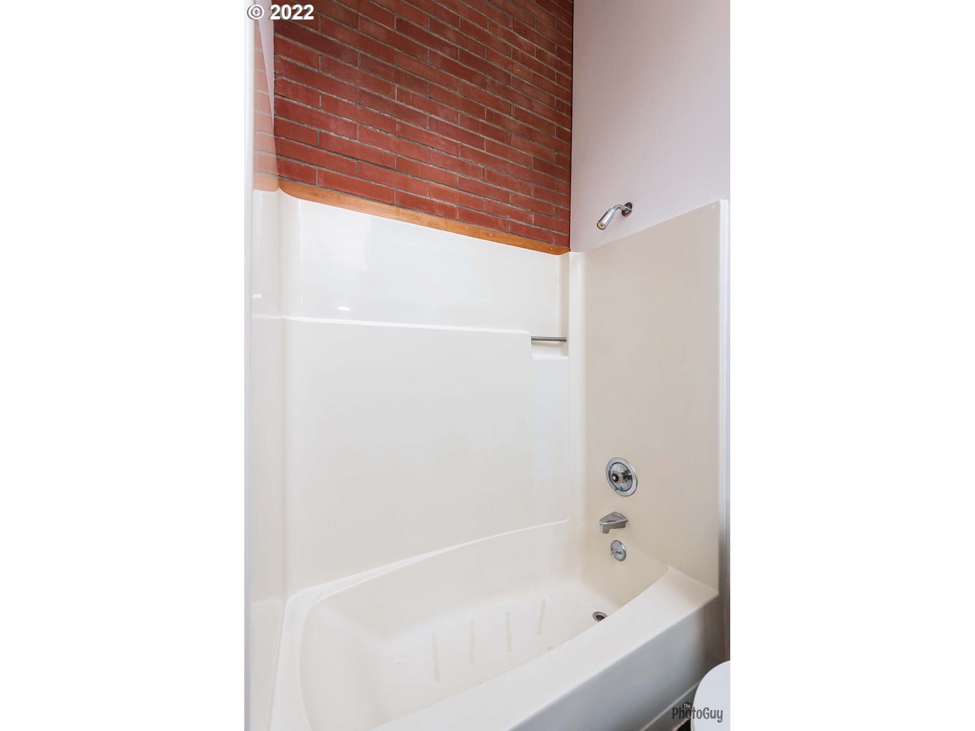 110 High Street Eugene, OR 97401 - Photo 18 of 25 a bathroom with a bathtub