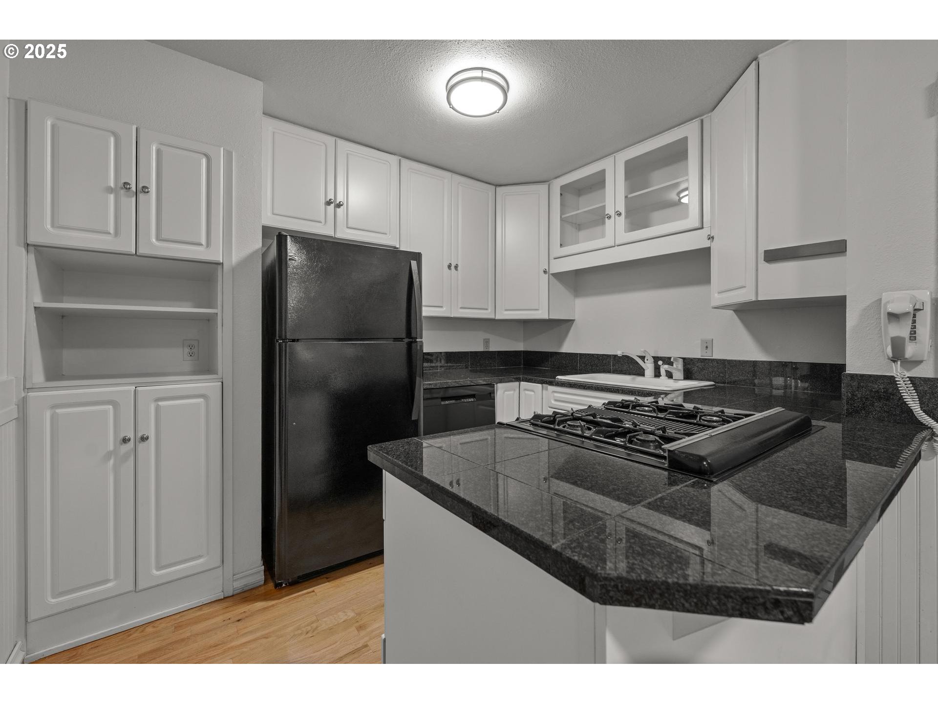 2376 Southwest Cedar Street Portland, OR 97205 - Photo 11 of 27