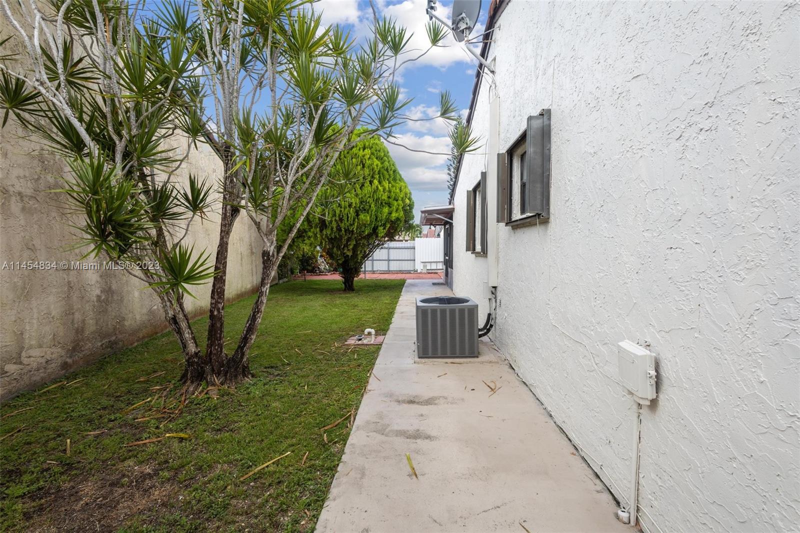 Tamiami Miami, FL 33182 - Photo 37 of 47 a view of yard