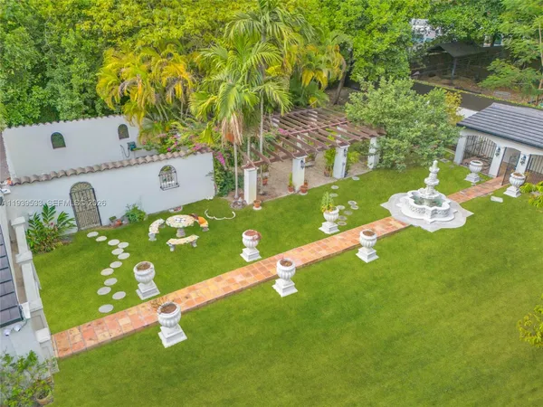 a view of a yard with plants