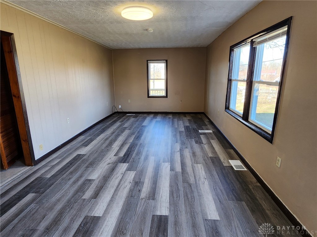 3559 South Tecumseh Road Springfield, OH 45502 - Photo 3 of 18