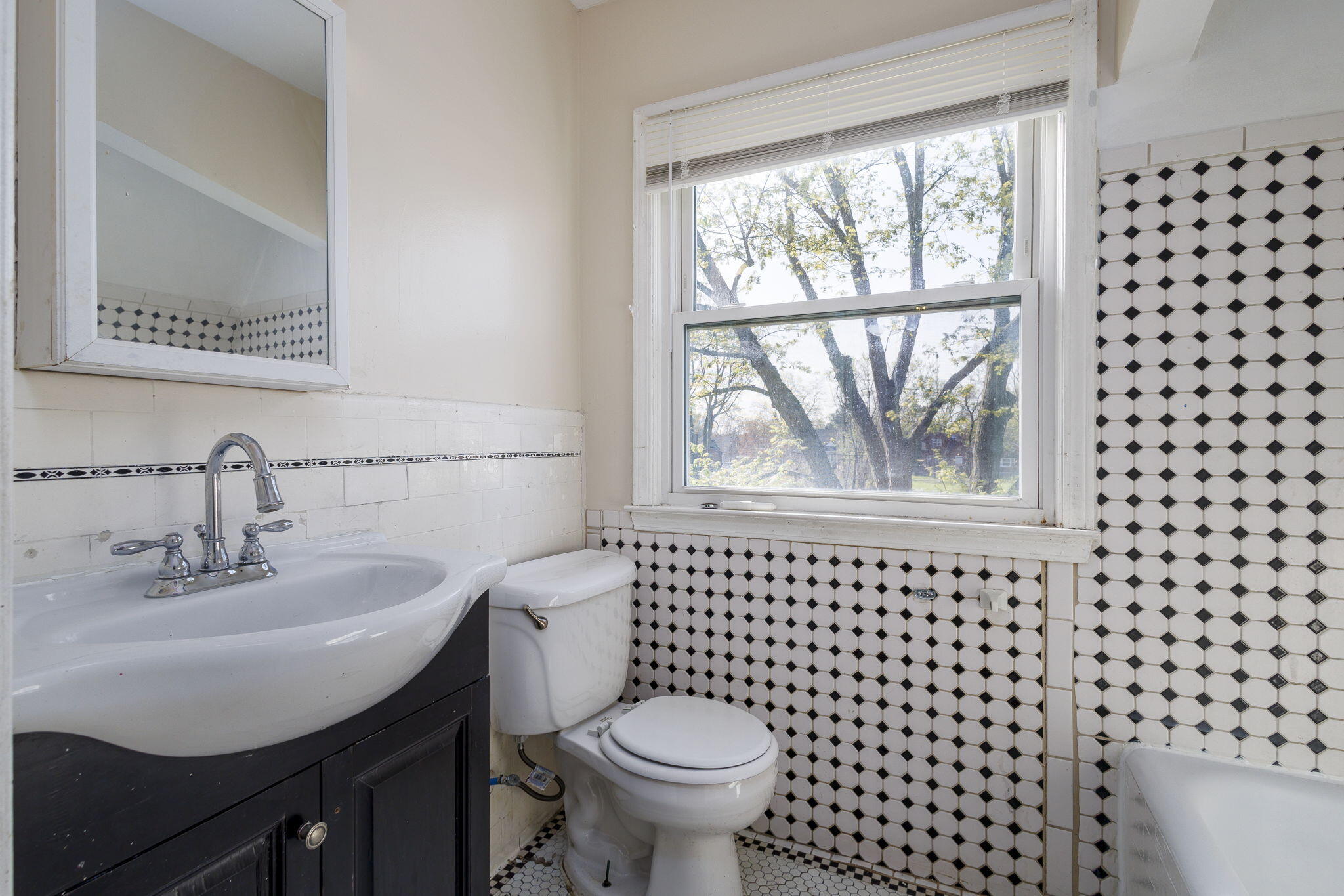 13067 Wade Street Detroit, MI 48213 - Photo 11 of 25 23-web-or-mls-WadeStreet_13067 - Bath v2