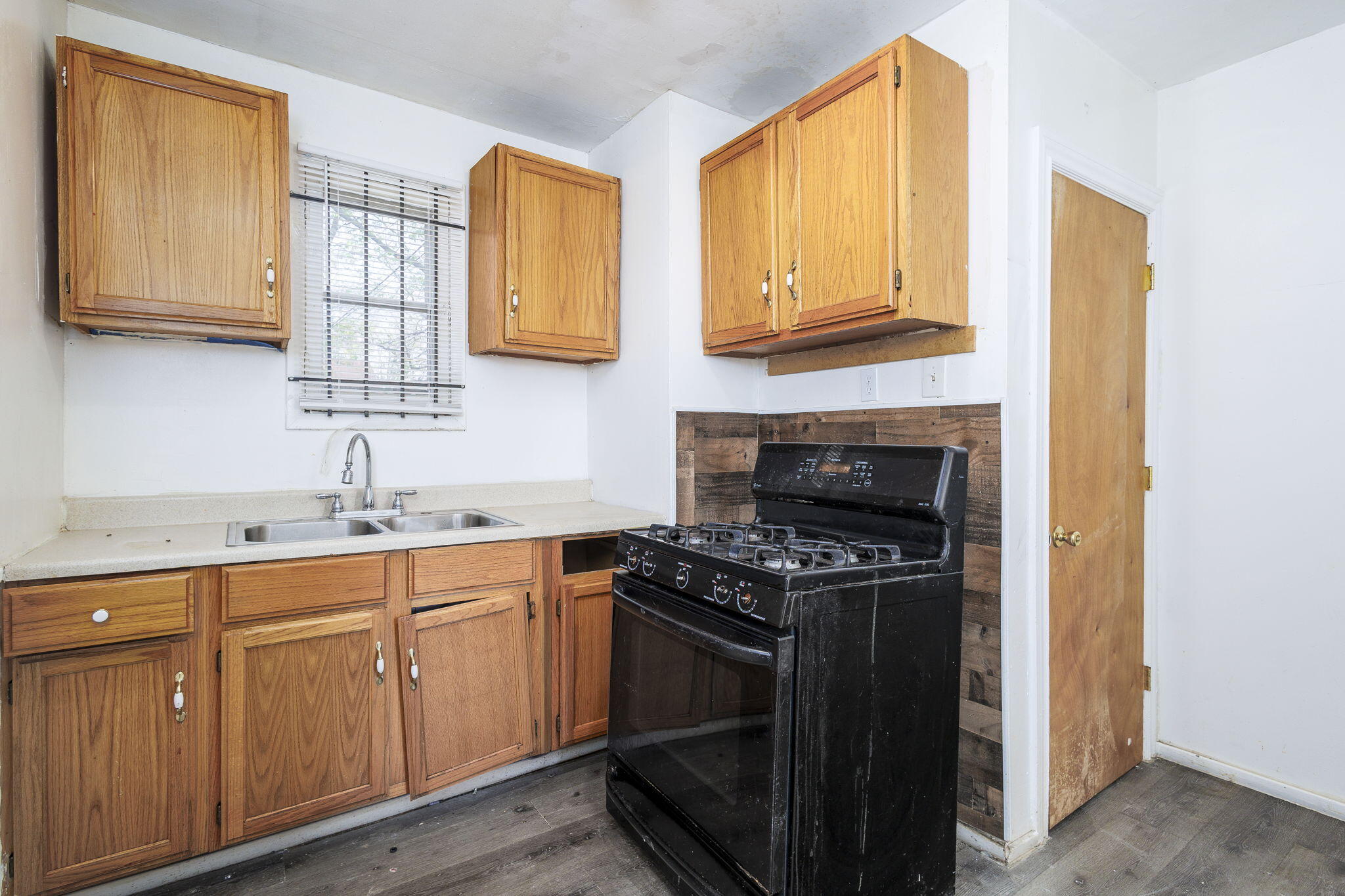 13067 Wade Street Detroit, MI 48213 - Photo 2 of 25 14-web-or-mls-WadeStreet_13067 - Kitchen