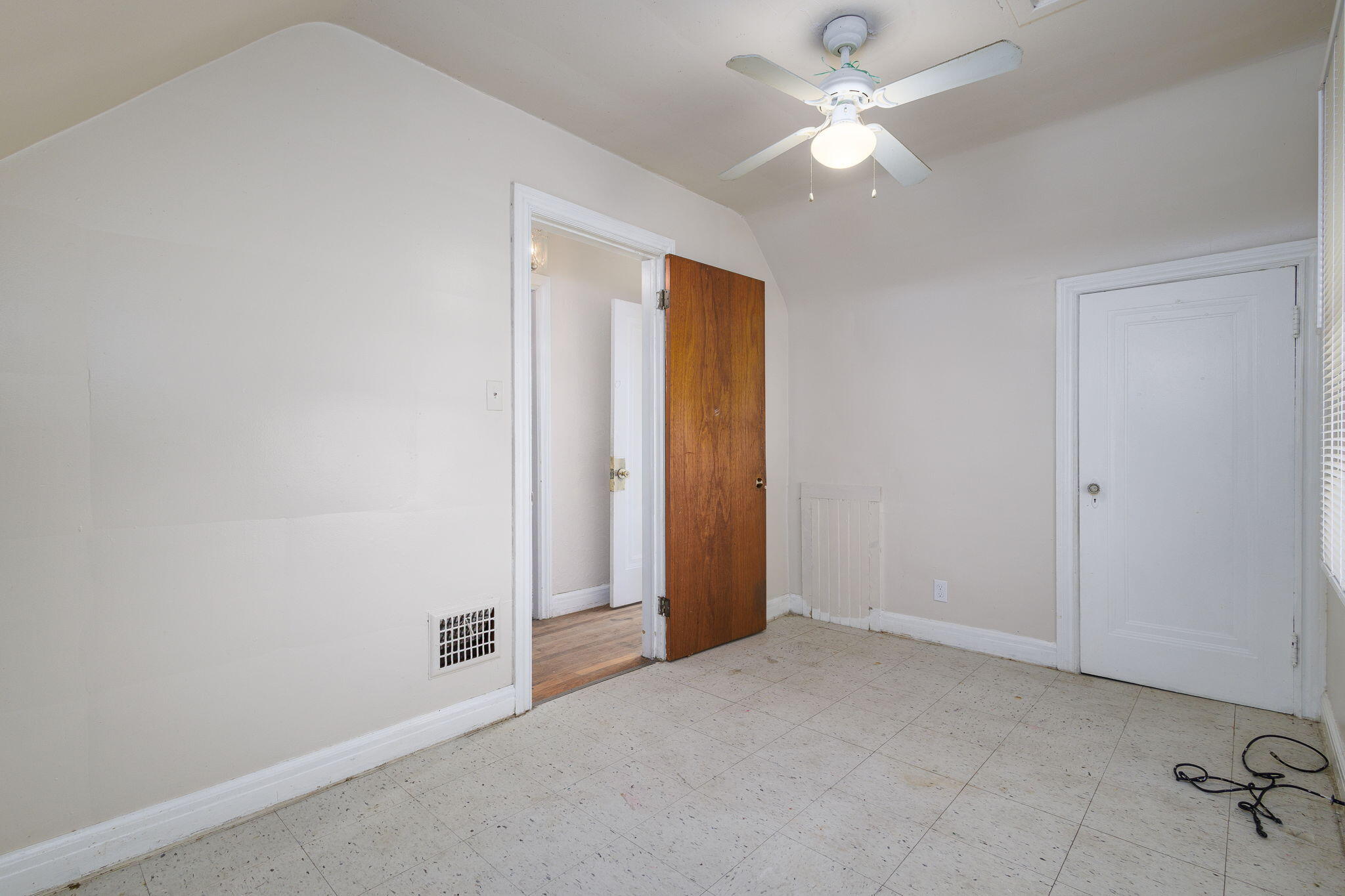 13067 Wade Street Detroit, MI 48213 - Photo 5 of 25 17-web-or-mls-WadeStreet_13067 - Bed Two