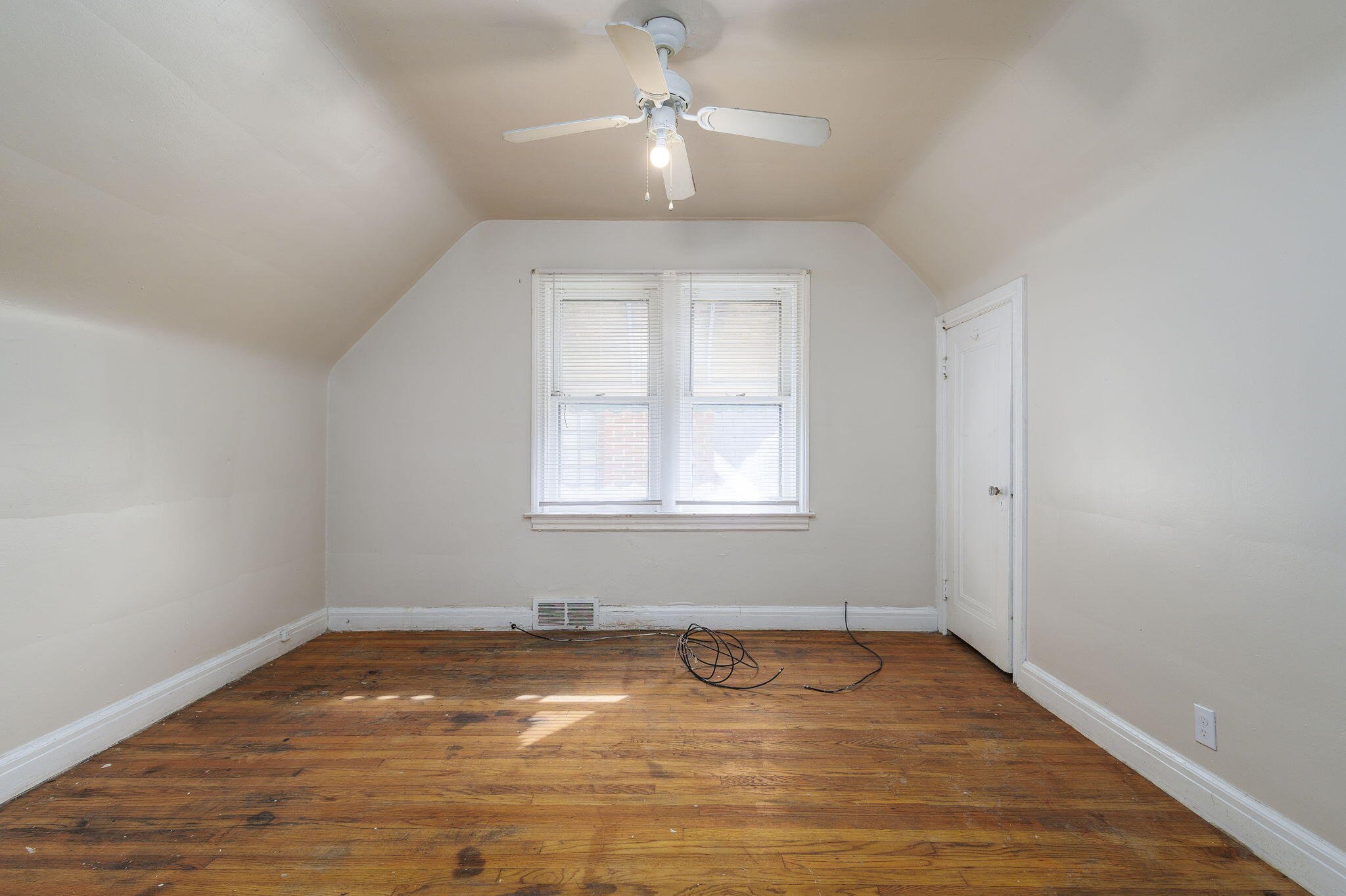 13067 Wade Street Detroit, MI 48213 - Photo 6 of 25 18-web-or-mls-WadeStreet_13067 - Bed One