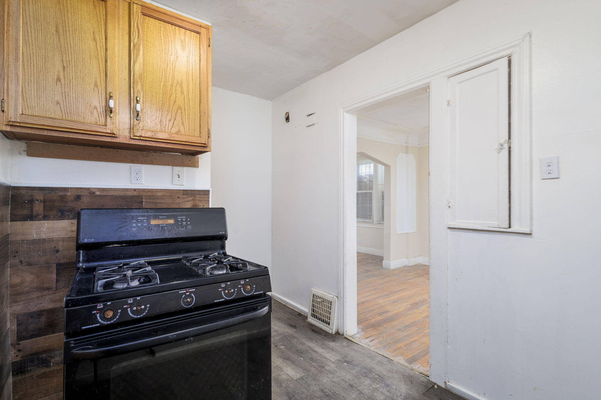 13067 Wade Street Detroit, MI 48213 - Photo 9 of 25 21-web-or-mls-WadeStreet_13067 - Kitchen