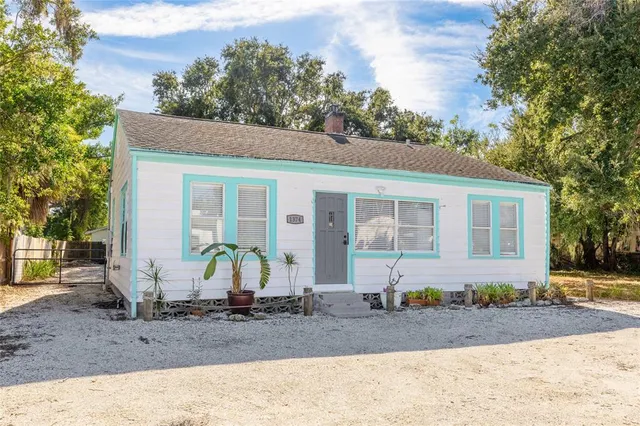 a view of a house with backyard