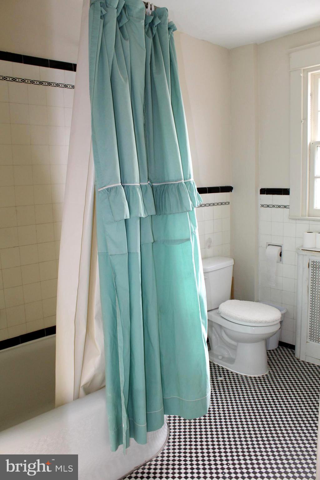 12 Gladstone Road Lansdowne, PA 19050 - Photo 21 of 49 Second floor bath