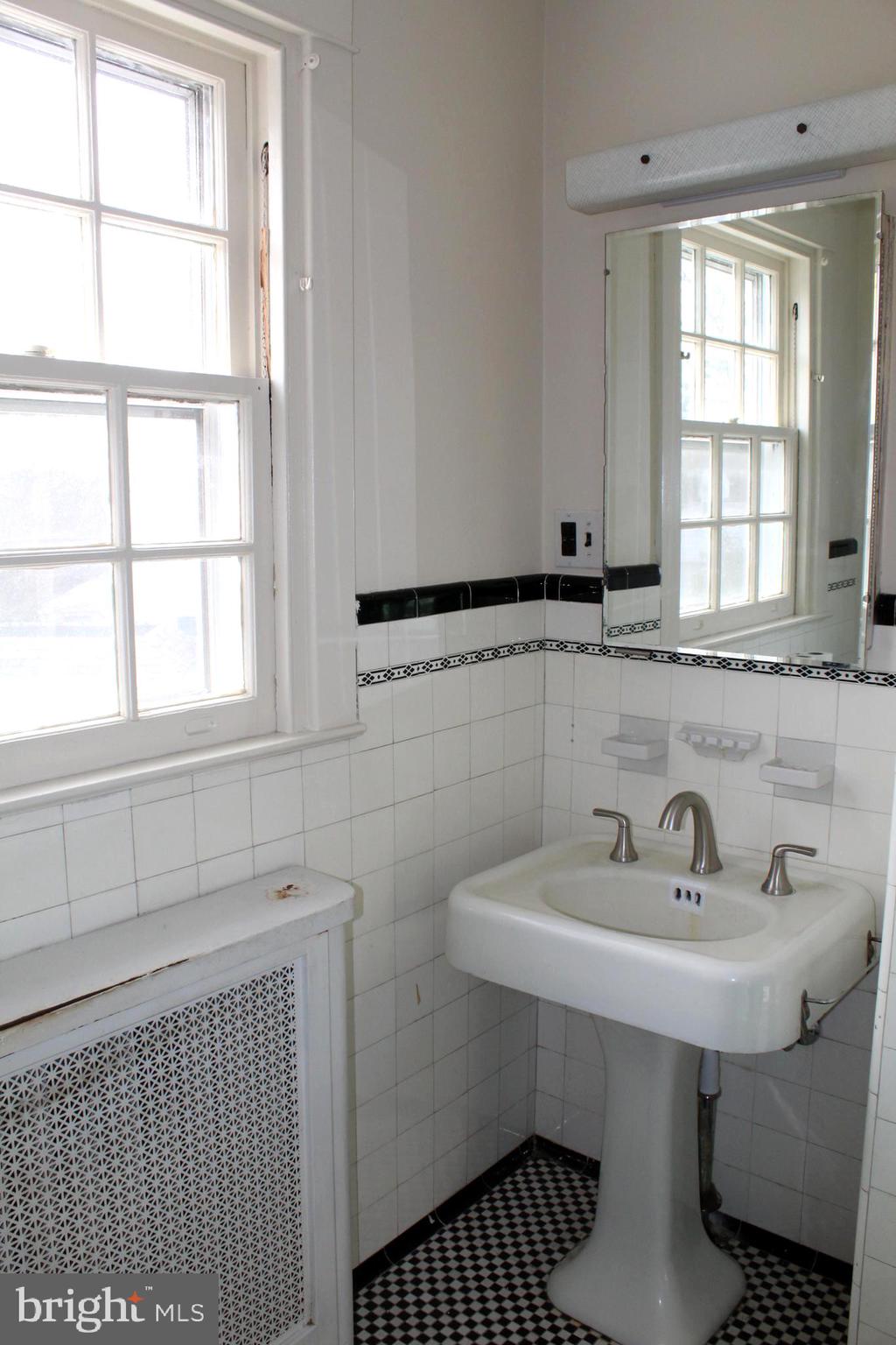 12 Gladstone Road Lansdowne, PA 19050 - Photo 22 of 49 Second floor bath