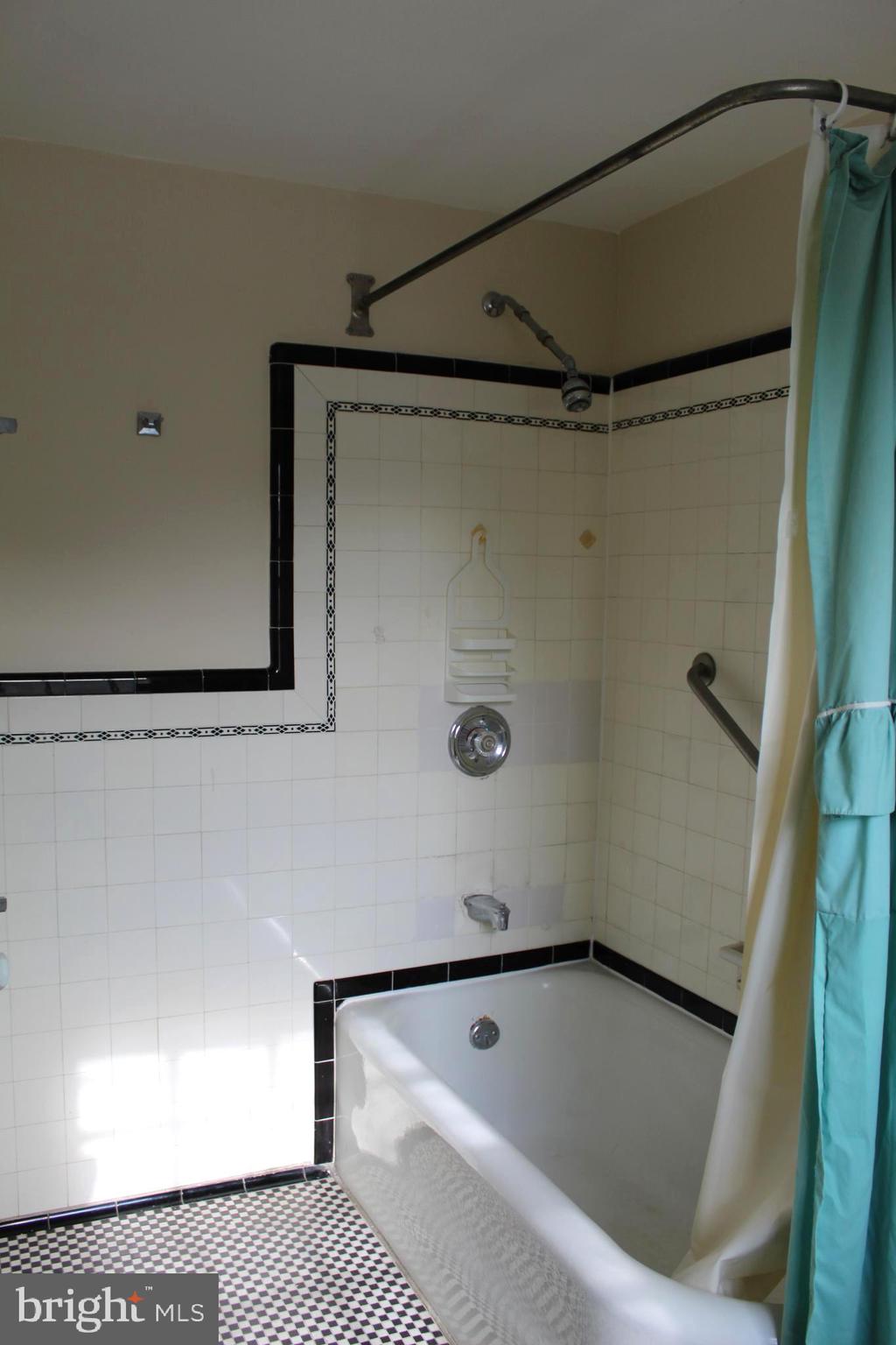 12 Gladstone Road Lansdowne, PA 19050 - Photo 23 of 49 Second floor bath