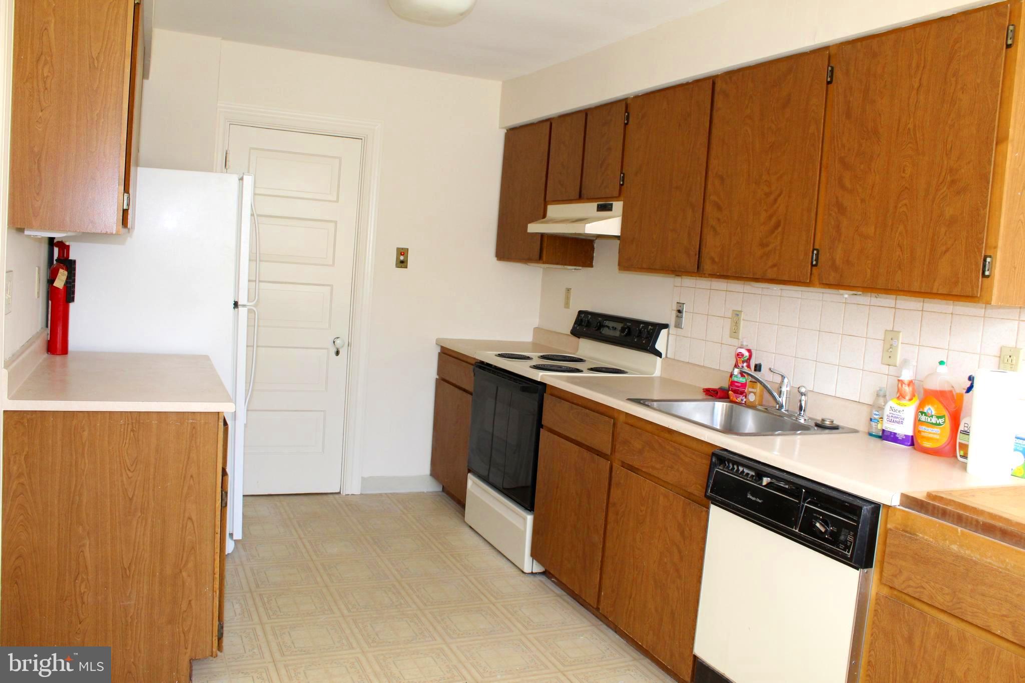 12 Gladstone Road Lansdowne, PA 19050 - Photo 4 of 49 Kitchen, back of house