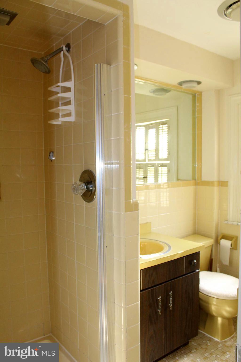12 Gladstone Road Lansdowne, PA 19050 - Photo 35 of 49 Third floor bath