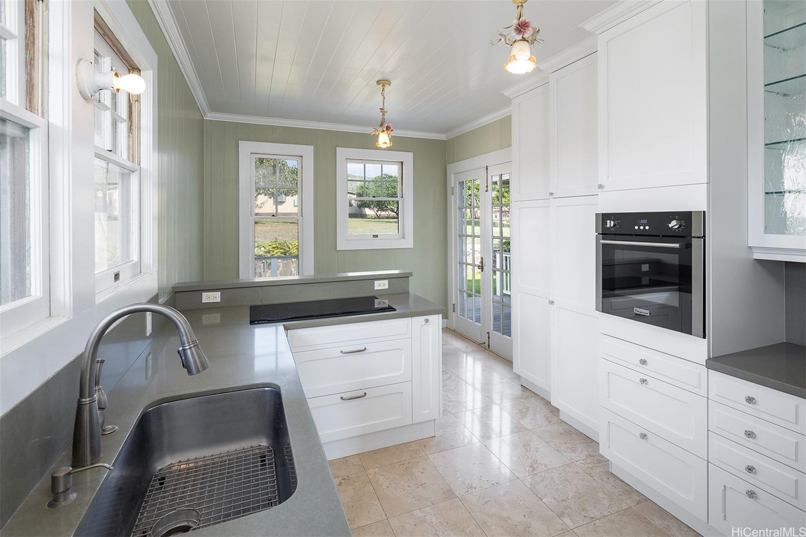 2238 Ho'onanea Street Honolulu, HI 96822 - Photo 4 of 20