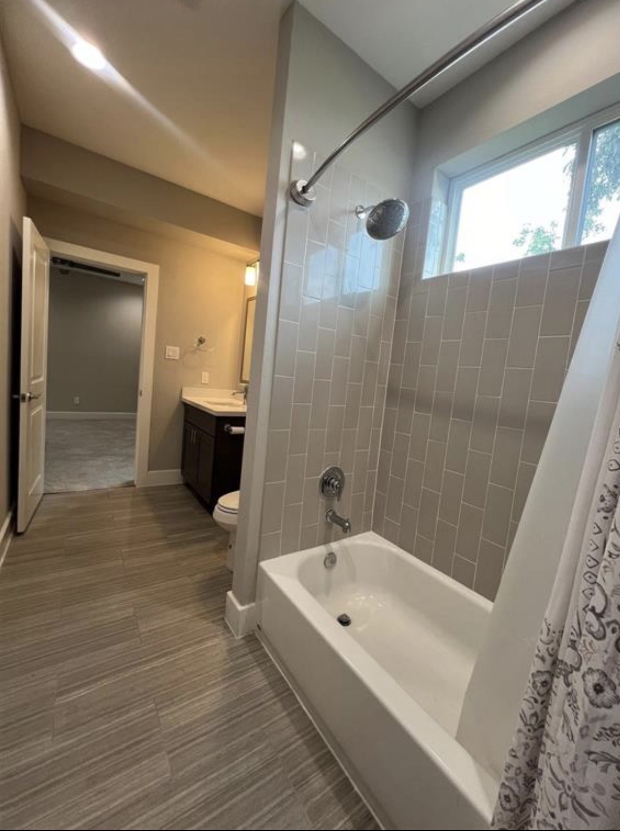 1224 Upton Street Houston, TX 77020 - Photo 39 of 48 1st floor in-suite bathroom