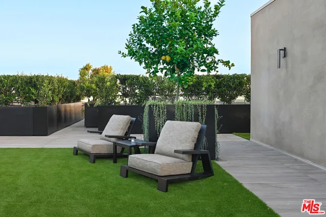 $16,995 | 350 North Palm Drive, Unit 204, Beverly Hills, CA 90210