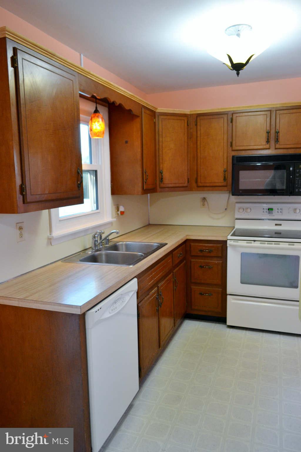2808 Michelle Road Manchester, MD 21102 - Photo 3 of 30 Complete w/ Stove, fridge, microwave & disposal