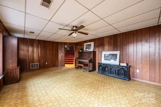 a view of a livingroom with furniture