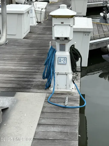a view of entryway and kitchen