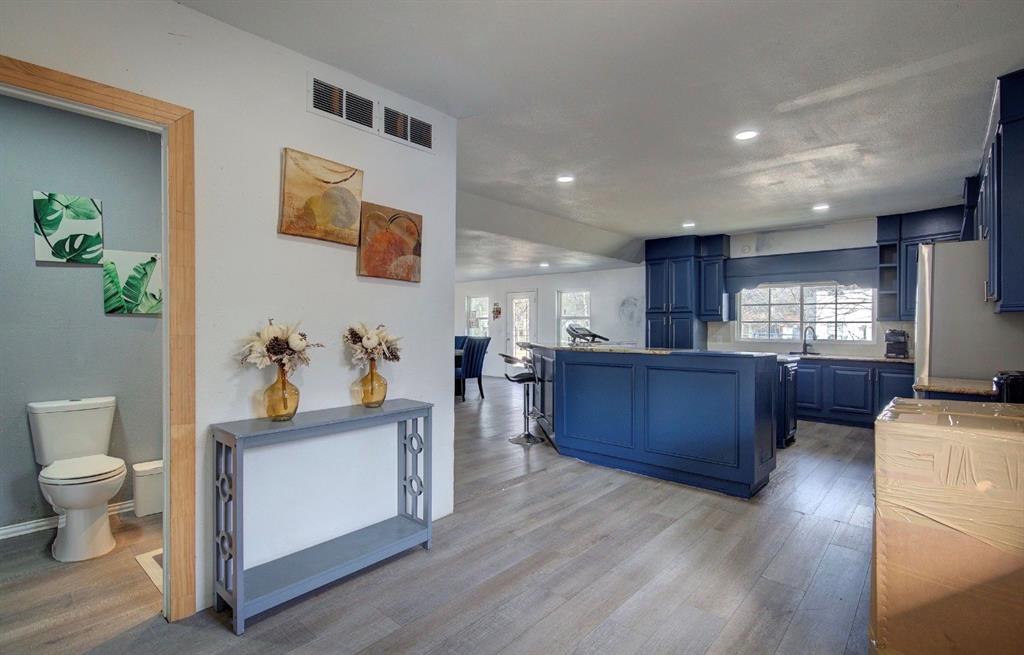 11291 Goss Street Wills Point, TX 75169 - Photo 9 of 23 a living room with furniture a potted plant and kitchen view