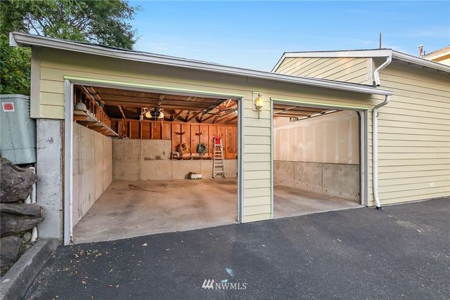 a view of a garage
