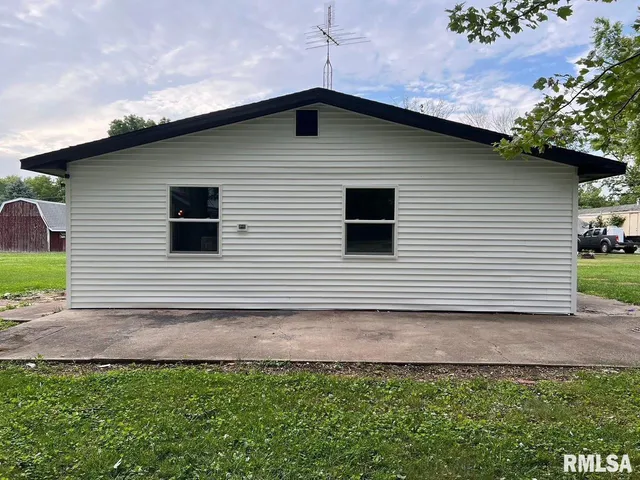 $99,900 | 207 Brenda Lane, Girard, IL 62640