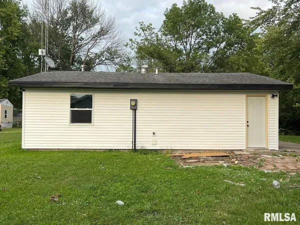 $86,900 | 207 Brenda Lane, Girard, IL 62640