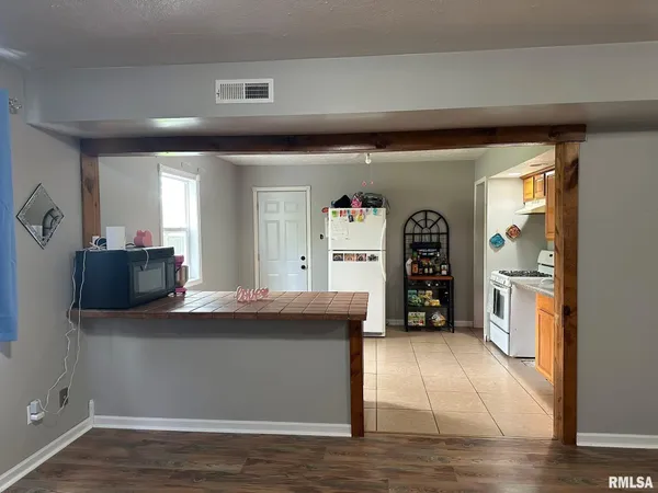 $86,900 | 207 Brenda Lane, Girard, IL 62640