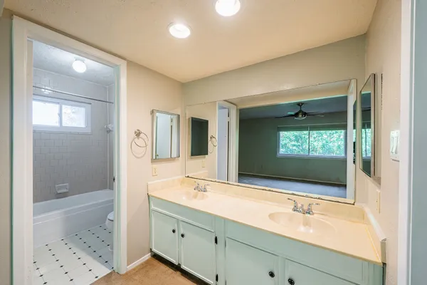 $2,250 | 10422 Gulfstream Lane, Sugar Land, TX 77498