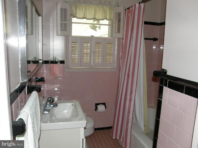 17 West Timonium Road Lutherville-Timonium, MD 21093 - Photo 9 of 17 Main bathroom