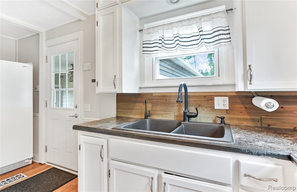 15890 Brook Road Lansing, MI 48906 - Photo 9 of 21