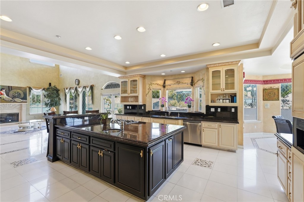 7252 Boice Lane Riverside, CA 92506 - Photo 25 of 59 Kitchen with a huge island