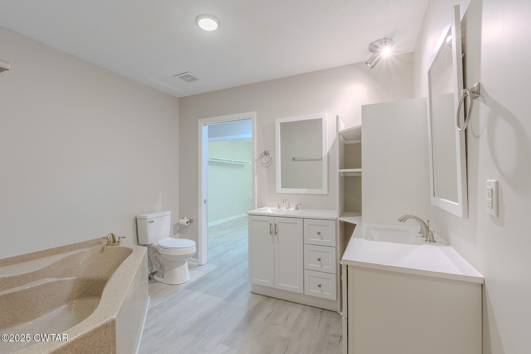 2850 Jeanette Holladay Road Parsons, TN 38363 - Photo 19 of 40 a bathroom with a sink toilet and tub