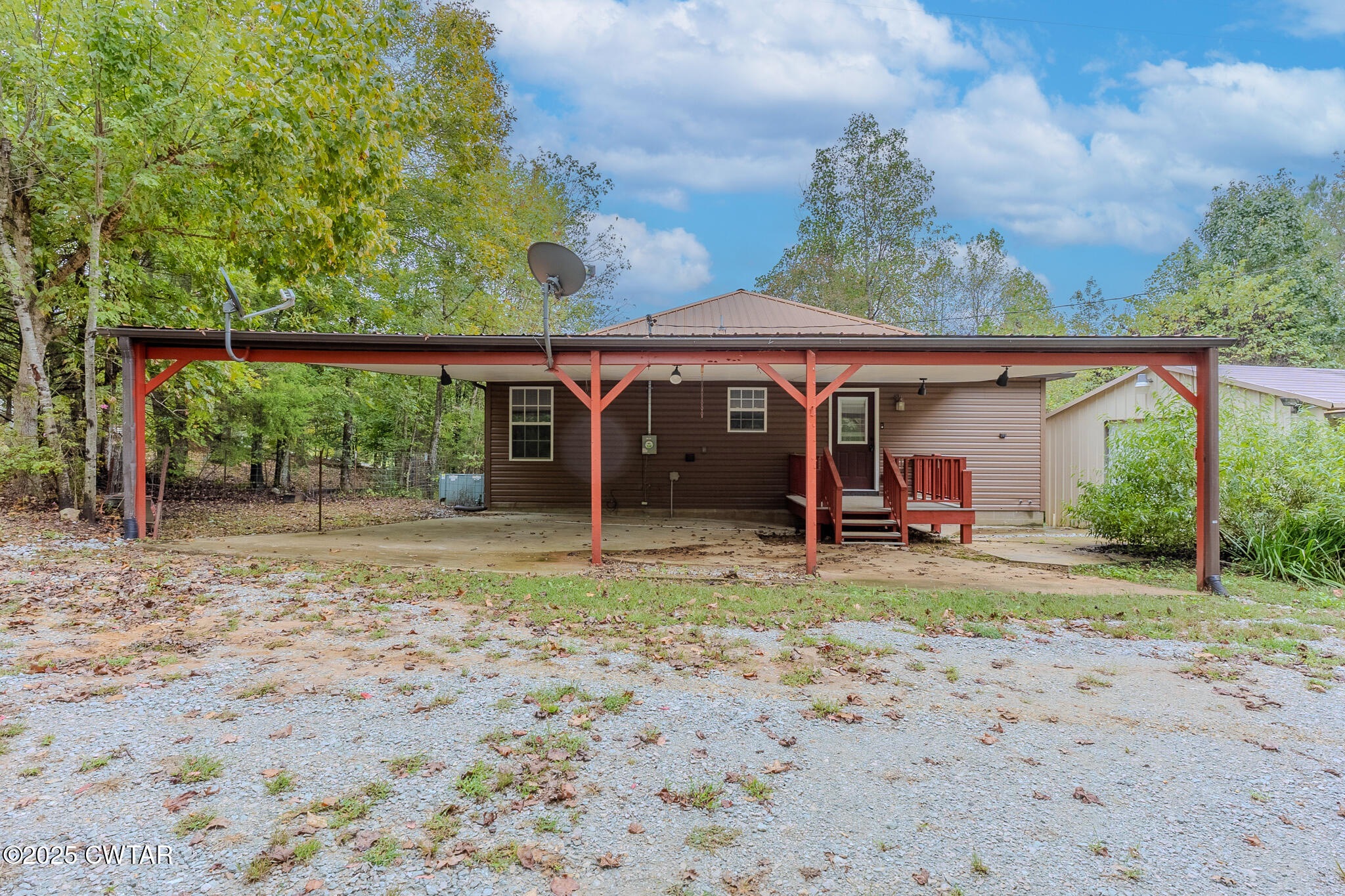 2850 Jeanette Holladay Road Parsons, TN 38363 - Photo 2 of 40 a front view of a house with garden