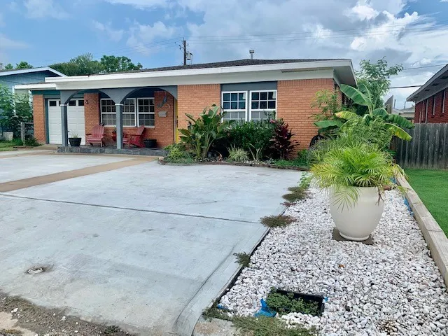 $2,200 | 1114 Bayou Circle, Galveston, TX 77551