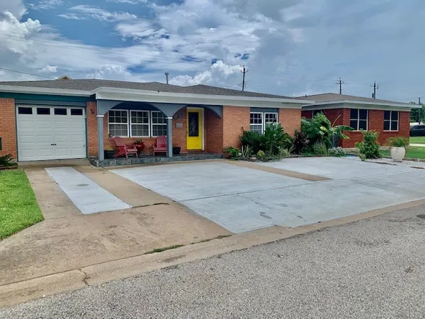 $2,200 | 1114 Bayou Circle, Galveston, TX 77551