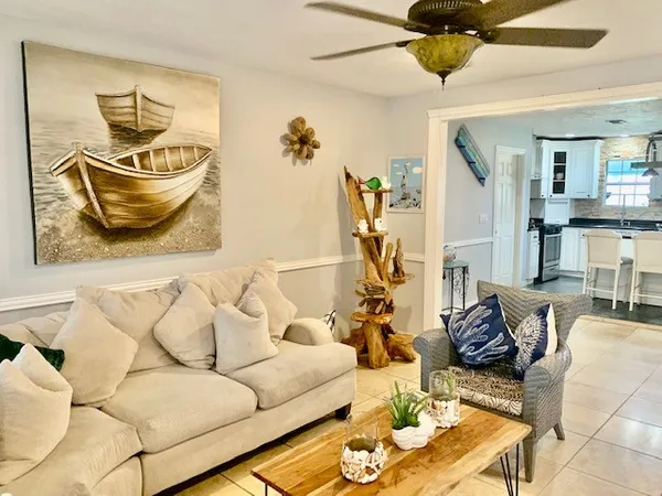 $2,200 | 1114 Bayou Circle, Galveston, TX 77551