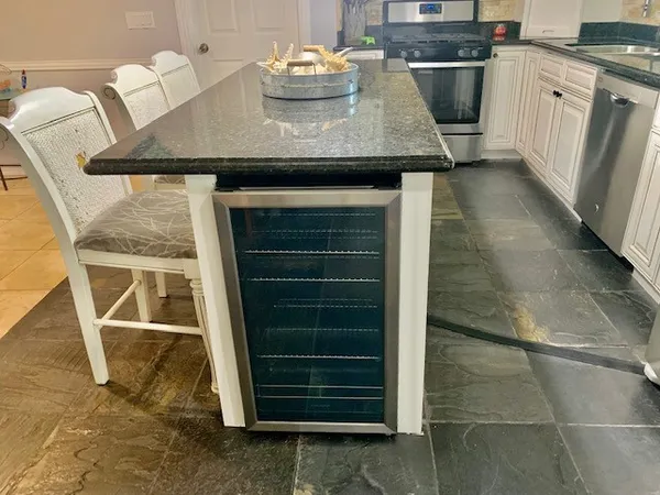 $2,200 | 1114 Bayou Circle, Galveston, TX 77551