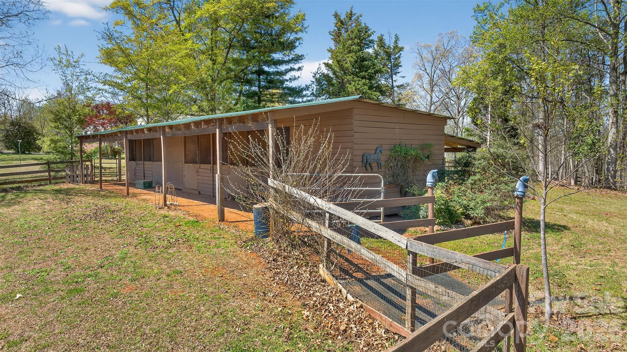 405 Loop Road Campobello, SC 29322 - Photo 6 of 40 Gallery Image 6