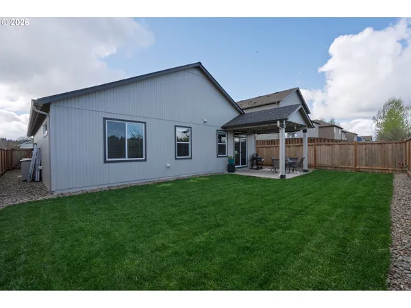 a view of a house with backyard and garden