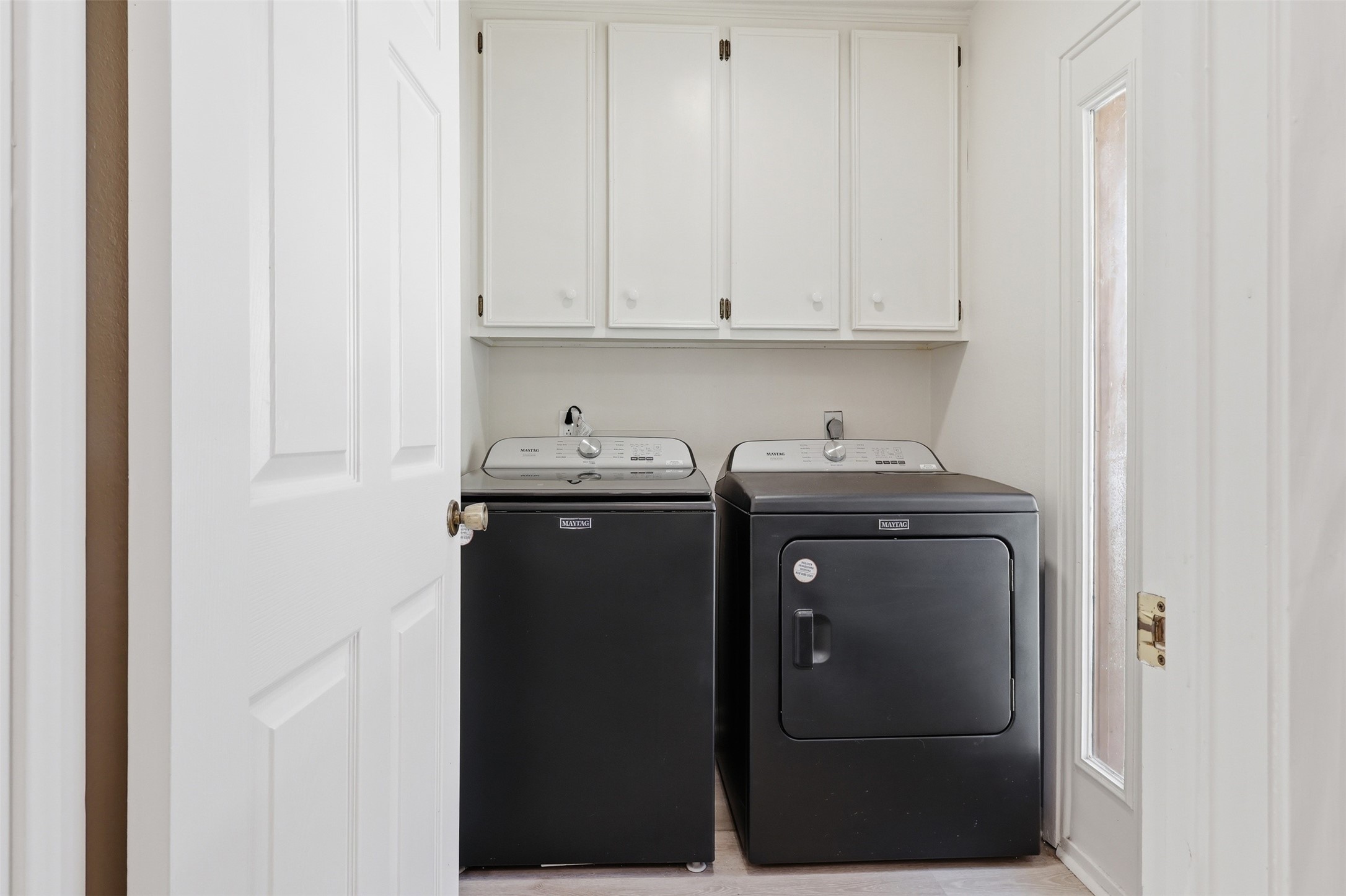 118 Santa Fe Victoria, TX 77904 - Photo 11 of 42 a utility room with dryer and washer